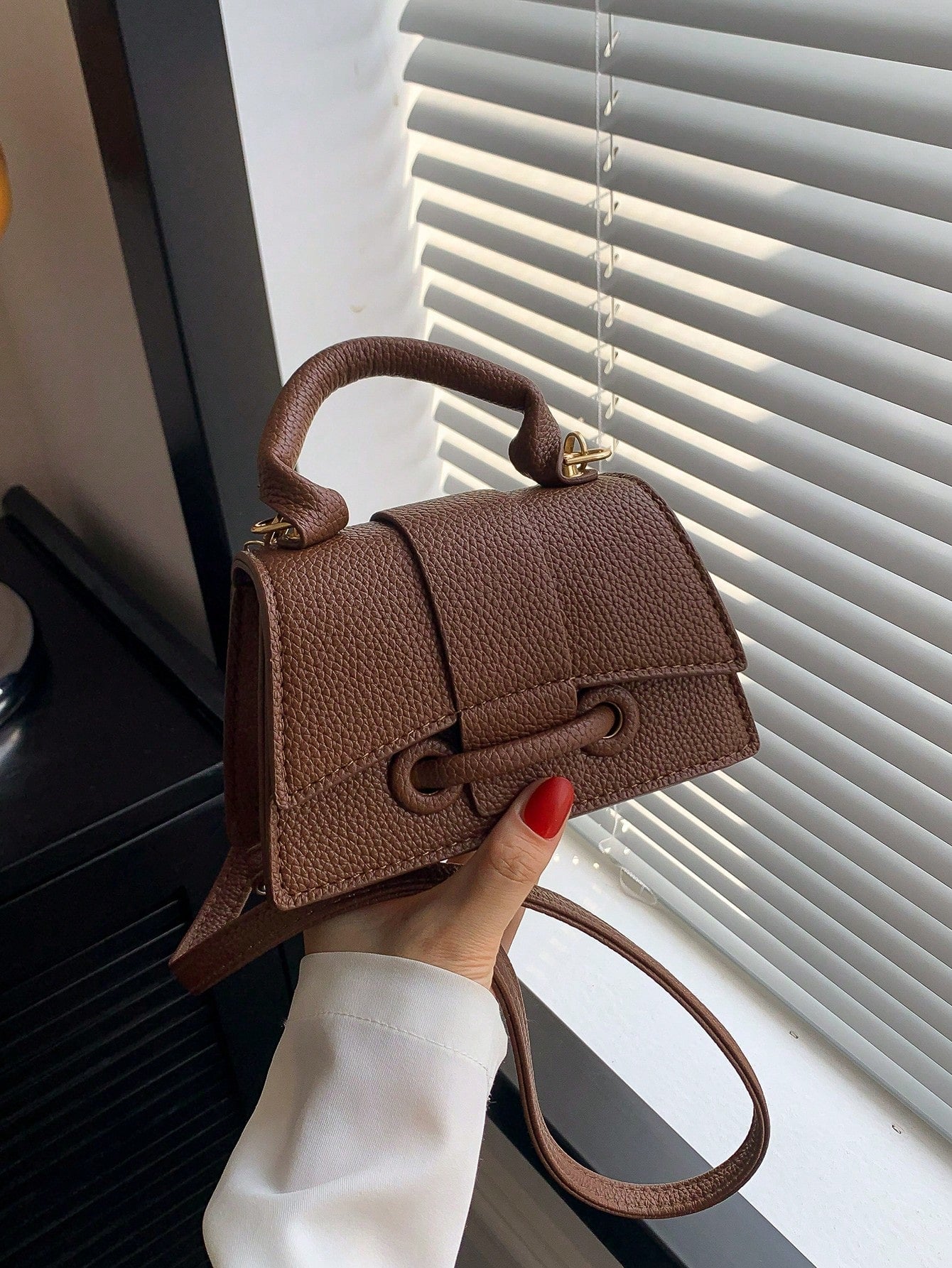 1 piece of soft bag, mini chain hourglass bag, master design feeling, crocodile pattern handbag, crossbody bag, ladies' cute bag