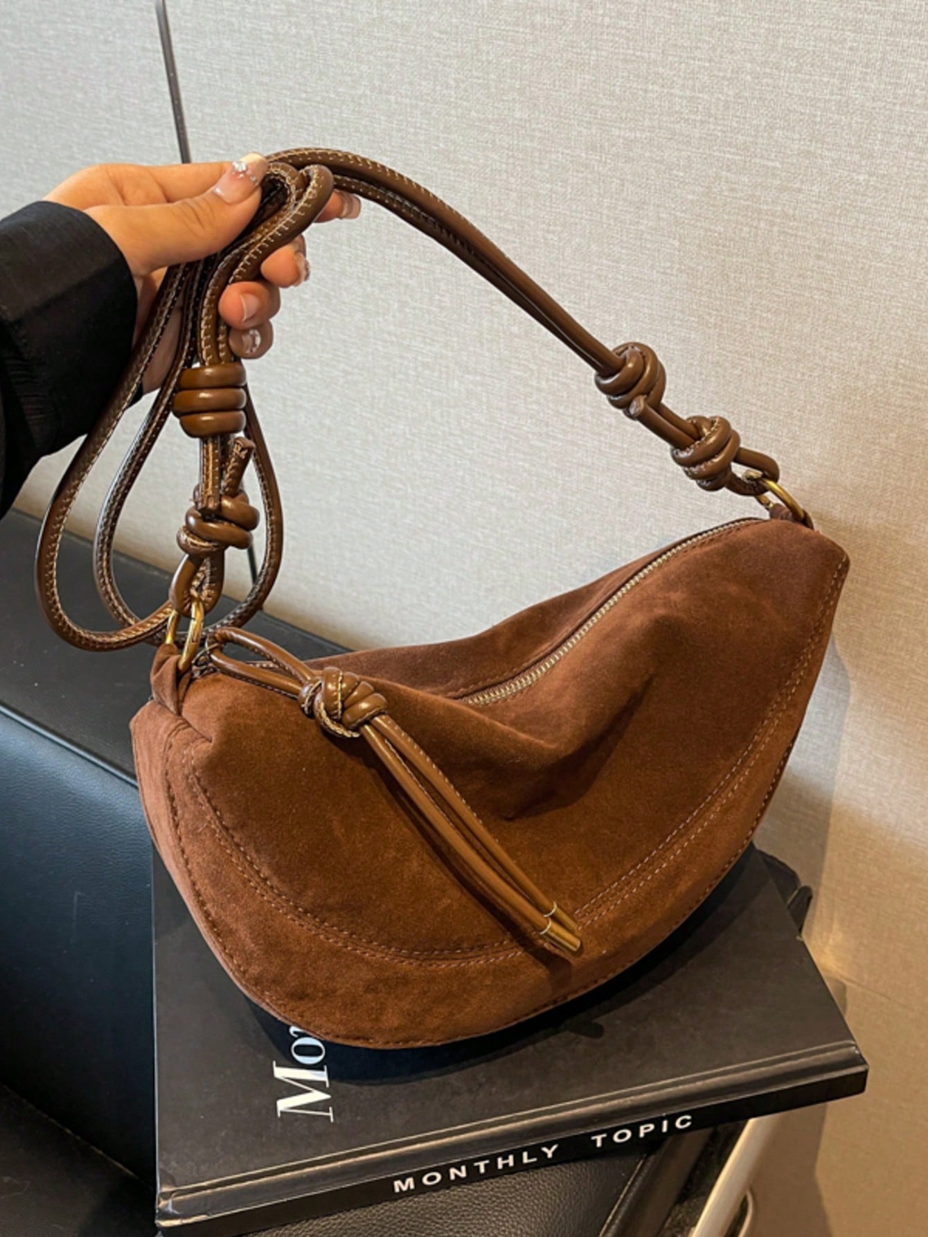 Spring New Lightweight Dumpling Shaped Large Capacity Commuter Women Shoulder Bag