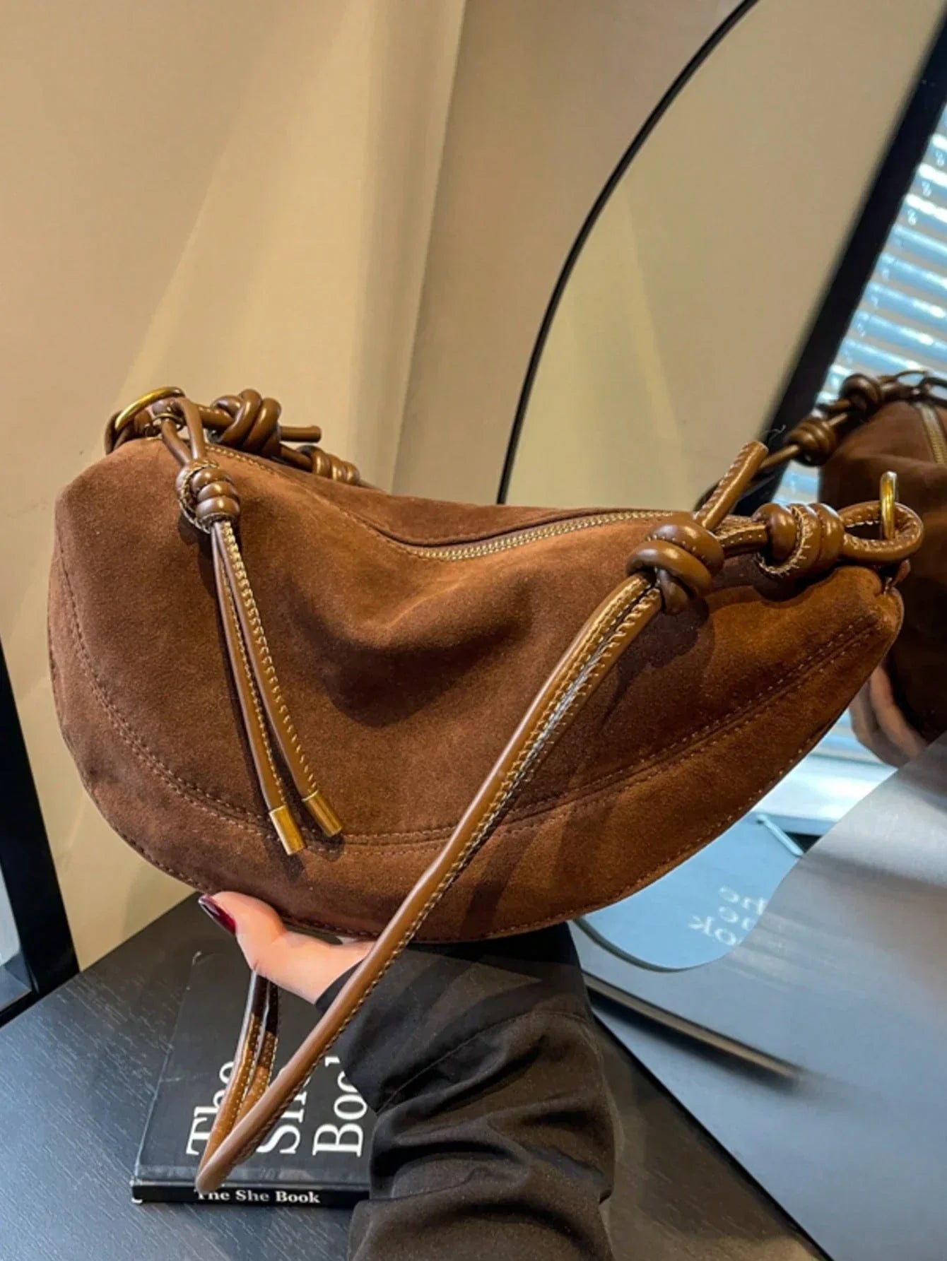 Spring New Lightweight Dumpling Shaped Large Capacity Commuter Women Shoulder Bag