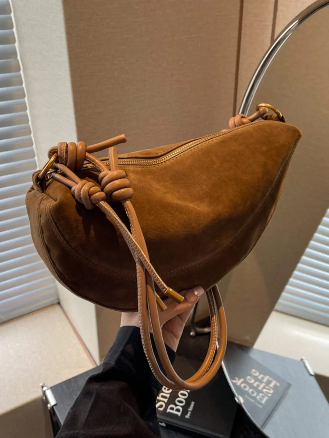 Spring New Lightweight Dumpling Shaped Large Capacity Commuter Women Shoulder Bag